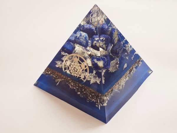 Orgonite pyramide lapis lazuli et cube de metatron argenté